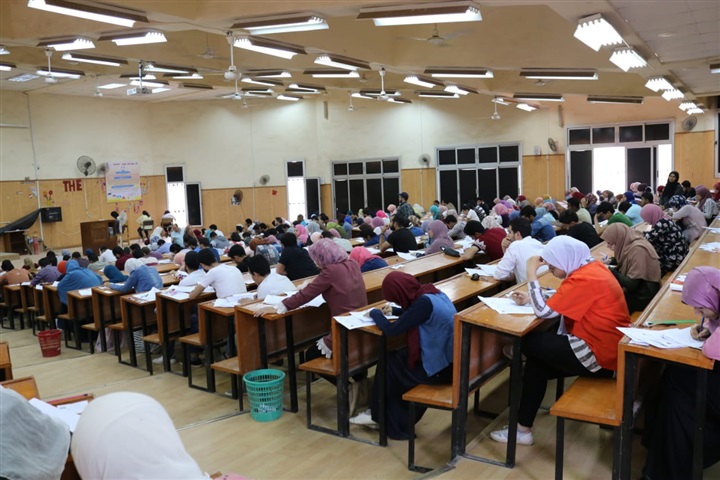 تزامنا مع الموجة الحارة.. نائب رئيس جامعة بنها يتفقد الإمتحانات