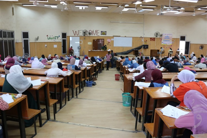 تزامنا مع الموجة الحارة.. نائب رئيس جامعة بنها يتفقد الإمتحانات