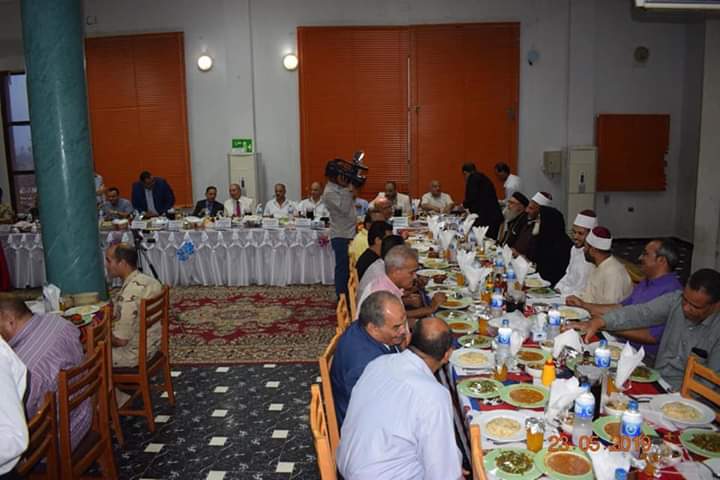محافظ البحر الأحمر يشارك العاملين بالشركة العامة للبترول إفطارهم الجماعي محافظ البحر الأحمر يشارك العاملين بالشركة العامة للبترول إفطارهم الجماعي