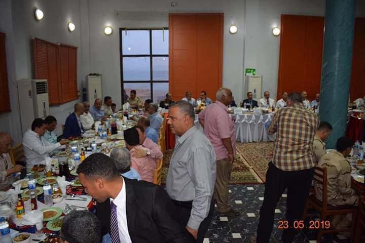 محافظ البحر الأحمر يشارك العاملين بالشركة العامة للبترول إفطارهم الجماعي محافظ البحر الأحمر يشارك العاملين بالشركة العامة للبترول إفطارهم الجماعي