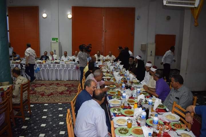 محافظ البحر الأحمر يشارك العاملين بالشركة العامة للبترول إفطارهم الجماعي محافظ البحر الأحمر يشارك العاملين بالشركة العامة للبترول إفطارهم الجماعي