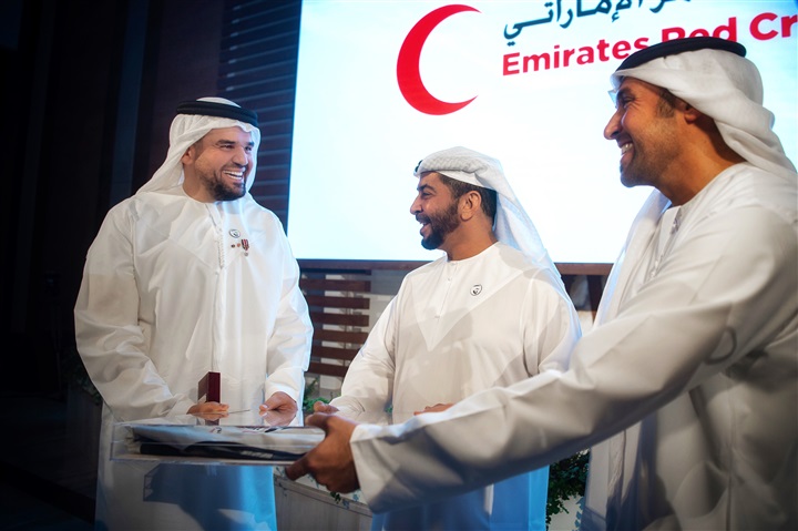 منح حسين الجسمي لقب "السفير المفوّض فوق العادة" للعمل الإنساني لدى هيئة الهلال الأحمر الإماراتي