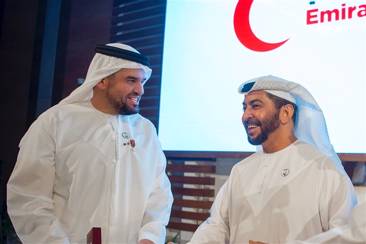 منح حسين الجسمي لقب "السفير المفوّض فوق العادة" للعمل الإنساني لدى هيئة الهلال الأحمر الإماراتي منح حسين الجسمي لقب "السفير المفوّض فوق العادة" للعمل الإنساني لدى هيئة الهلال الأحمر الإماراتي