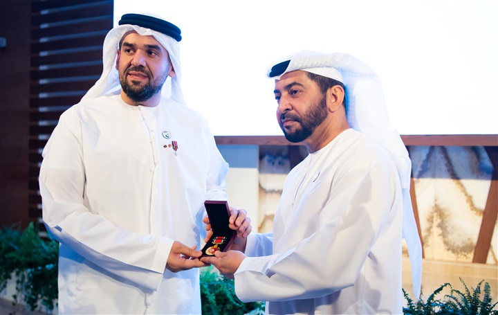 منح حسين الجسمي لقب "السفير المفوّض فوق العادة" للعمل الإنساني لدى هيئة الهلال الأحمر الإماراتي منح حسين الجسمي لقب "السفير المفوّض فوق العادة" للعمل الإنساني لدى هيئة الهلال الأحمر الإماراتي