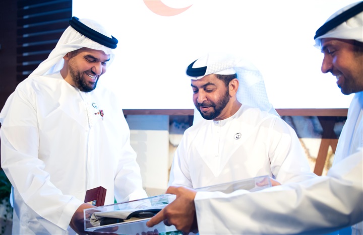 منح حسين الجسمي لقب "السفير المفوّض فوق العادة" للعمل الإنساني لدى هيئة الهلال الأحمر الإماراتي منح حسين الجسمي لقب "السفير المفوّض فوق العادة" للعمل الإنساني لدى هيئة الهلال الأحمر الإماراتي