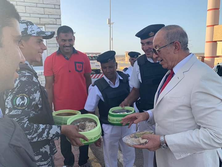 "محافظ البحر الأحمر" يتفقد وجبات رمضان لأفراد الأمن بكمين الاحياء