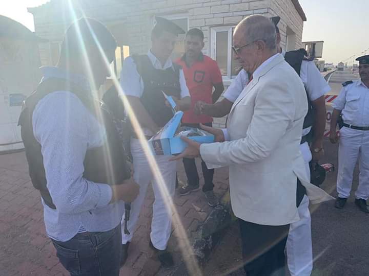 "محافظ البحر الأحمر" يتفقد وجبات رمضان لأفراد الأمن بكمين الاحياء