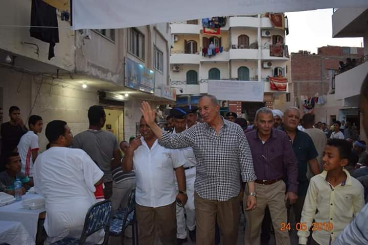 محافظ البحر الأحمر يشارك المواطنين بالغردقة افطارهم الجماعي 