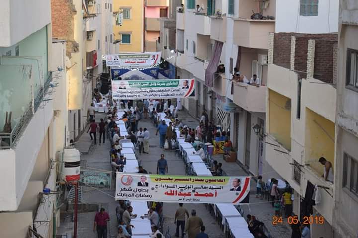 محافظ البحر الأحمر يشارك المواطنين بالغردقة افطارهم الجماعي 