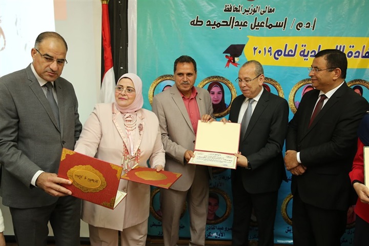 شاهد.. محافظ كفر الشيخ يكرم 24 طالبًا من أوائل الشهادة الإعدادية