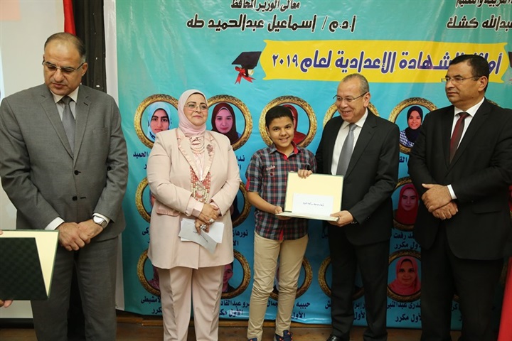 شاهد.. محافظ كفر الشيخ يكرم 24 طالبًا من أوائل الشهادة الإعدادية