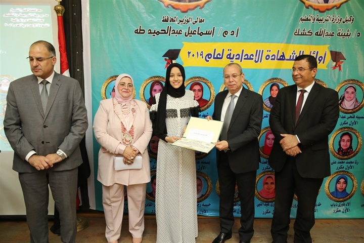 شاهد.. محافظ كفر الشيخ يكرم 24 طالبًا من أوائل الشهادة الإعدادية