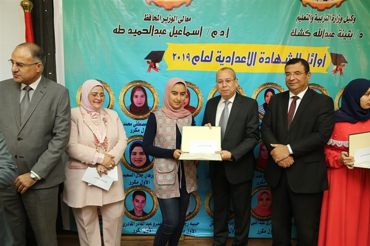 شاهد.. محافظ كفر الشيخ يكرم 24 طالبًا من أوائل الشهادة الإعدادية