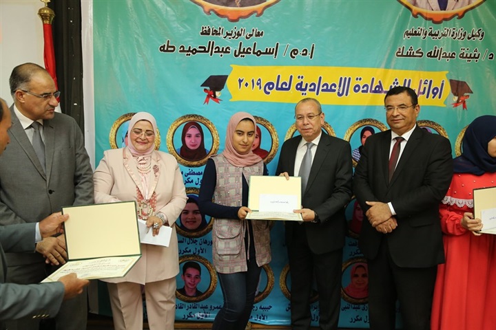 شاهد.. محافظ كفر الشيخ يكرم 24 طالبًا من أوائل الشهادة الإعدادية