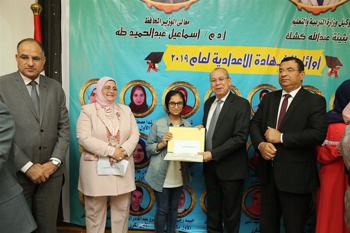 شاهد.. محافظ كفر الشيخ يكرم 24 طالبًا من أوائل الشهادة الإعدادية