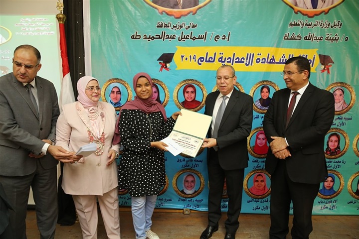 شاهد.. محافظ كفر الشيخ يكرم 24 طالبًا من أوائل الشهادة الإعدادية