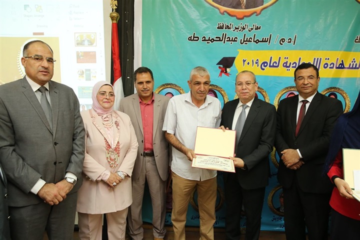 شاهد.. محافظ كفر الشيخ يكرم 24 طالبًا من أوائل الشهادة الإعدادية