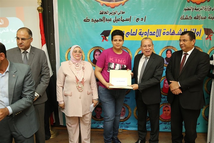 شاهد.. محافظ كفر الشيخ يكرم 24 طالبًا من أوائل الشهادة الإعدادية