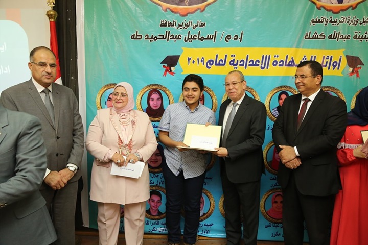 شاهد.. محافظ كفر الشيخ يكرم 24 طالبًا من أوائل الشهادة الإعدادية