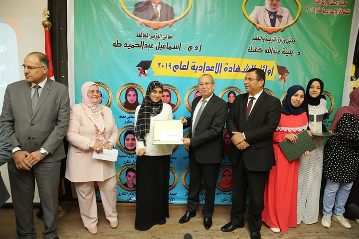شاهد.. محافظ كفر الشيخ يكرم 24 طالبًا من أوائل الشهادة الإعدادية
