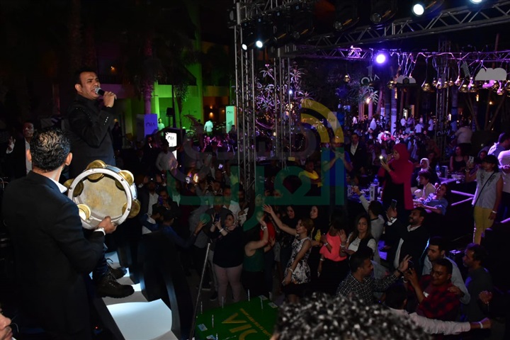 بالصور .. الليثي يشعل خيمة "ليالي الخديوي" بحفل كامل العدد في القاهرة الجديدة 