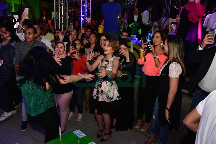 بالصور .. الليثي يشعل خيمة "ليالي الخديوي" بحفل كامل العدد في القاهرة الجديدة 