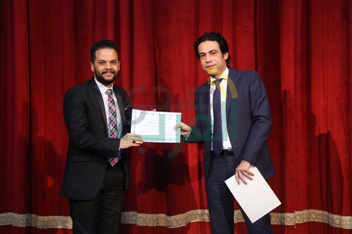 بالصور.. جامعه حلوان تكرم مازن الغرباوي لإخراجه تاجر البندقية بالصور.. جامعه حلوان تكرم مازن الغرباوي لإخراجه تاجر البندقية