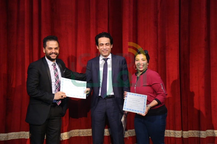بالصور.. جامعه حلوان تكرم مازن الغرباوي لإخراجه تاجر البندقية بالصور.. جامعه حلوان تكرم مازن الغرباوي لإخراجه تاجر البندقية