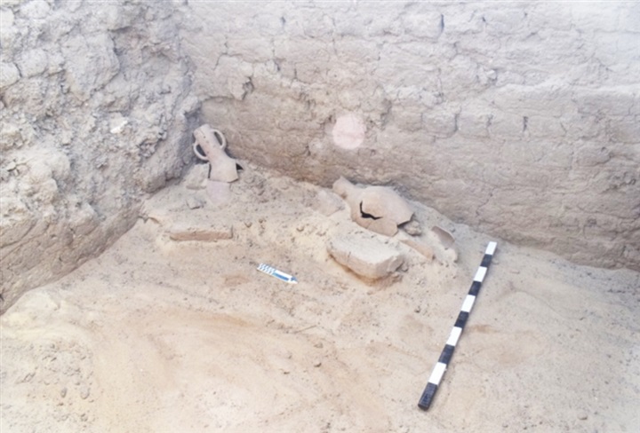 الآثار: الكشف عن بقايا بيت أثري يرجع للعصر البطلمي بتونا الجبل