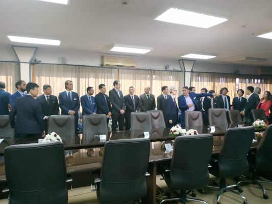 الوفد اليابانى يلتقط صور تذكارية قبل افتتاح مشروع تطوير محطة شمال القاهرة