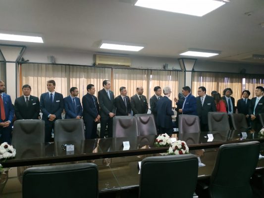 الوفد اليابانى يلتقط صور تذكارية قبل افتتاح مشروع تطوير محطة شمال القاهرة