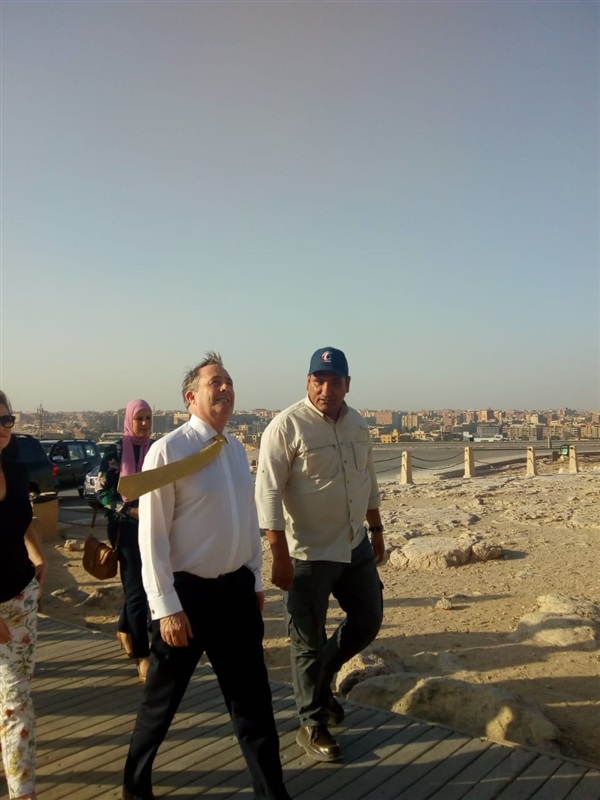 وزير التجارة البريطاني والسفير البريطاني في زيارة لأهرامات الجيزة