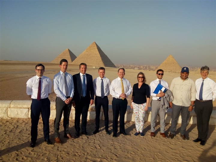 وزير التجارة البريطاني والسفير البريطاني في زيارة لأهرامات الجيزة