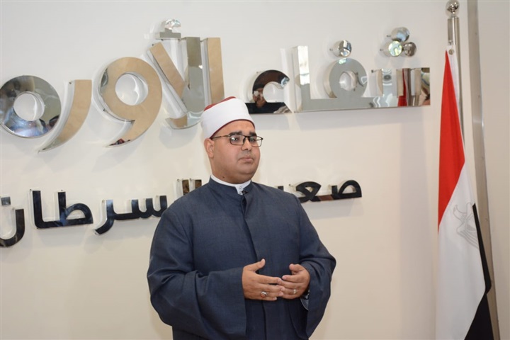 إمام مسجد أبوالحجاج الأقصري يدعم مرضي السرطان بمستشفي شفاء الأورمان بالأقصر