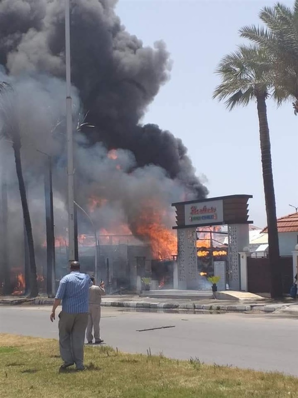 بالصور.. حريق هائل بمجمع مطاعم في رأس البر