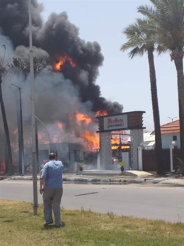 بالصور.. حريق هائل بمجمع مطاعم في رأس البر