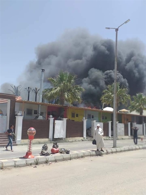 بالصور.. حريق هائل بمجمع مطاعم في رأس البر