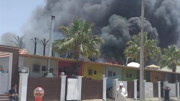 بالصور.. حريق هائل بمجمع مطاعم في رأس البر