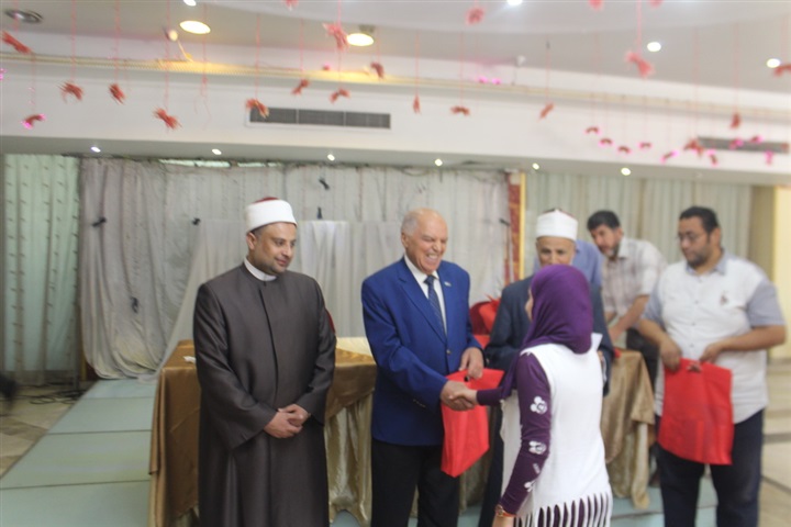 الزناتي يكرم حفظة القرآن الكريم من أبناء المعلمين