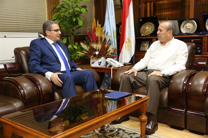 بالصور.. محافظ كفر الشيخ يستقبل رئيس الرقابة الإدارية بالمحافظة لتلقى التهنئة بعيد الفطر المبارك