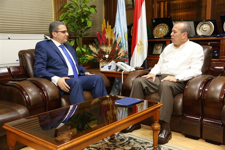 بالصور.. محافظ كفر الشيخ يستقبل رئيس الرقابة الإدارية بالمحافظة لتلقى التهنئة بعيد الفطر المبارك