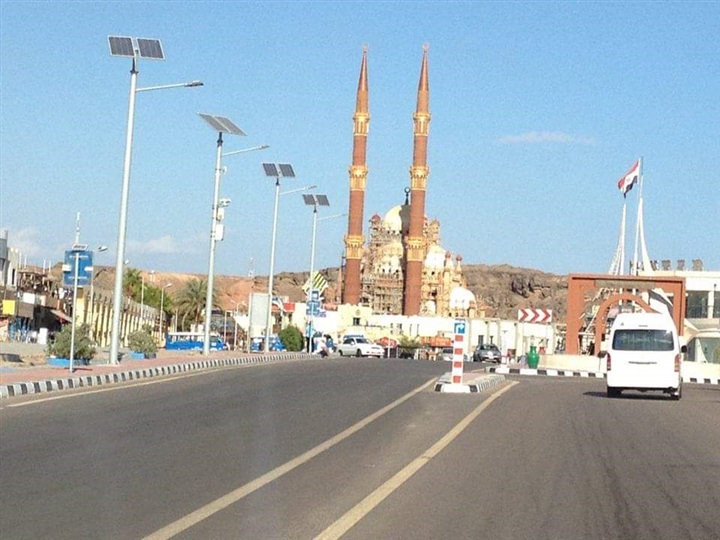 محافظ جنوب: سيناء يتفقد استعداد مدينة شرم الشيخ لعيد الفطر ويوزع العيدية على العمال