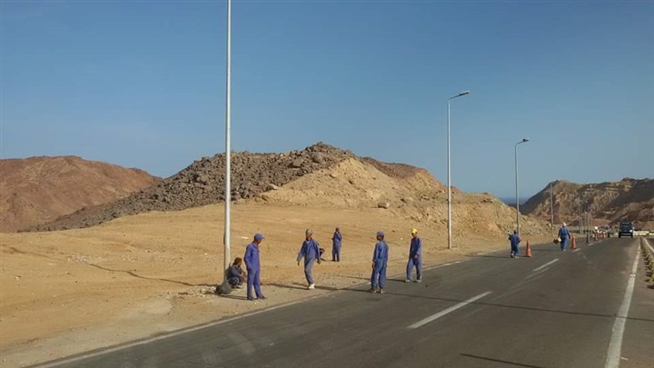 محافظ جنوب: سيناء يتفقد استعداد مدينة شرم الشيخ لعيد الفطر ويوزع العيدية على العمال