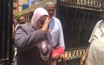 وكيل تعليم كفر الشيخ تصافح رجال الأمن خلال تفقدها عدد من لجان الثانوية