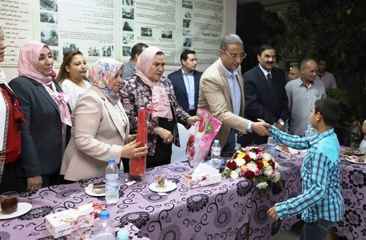 محافظ سوهاج يشارك الأطفال الأيتام وذوي الإحتياجات الخاصة إفطارهم