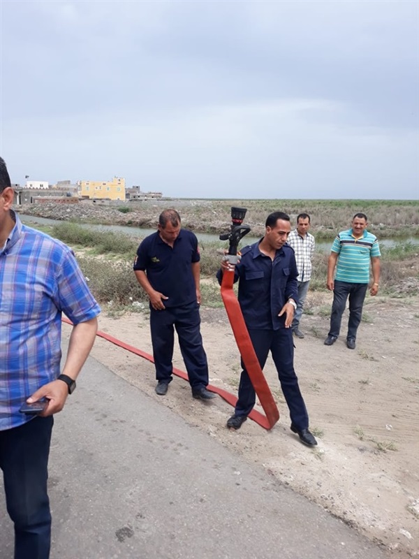 بالصور.. محافظ كفر الشيخ والقيادات الأمنية يتفقدون موقع انقلاب شاحنة محملة بأطنان الغاز..والدفع بـ3 أوناش لرفع أثار الحادث