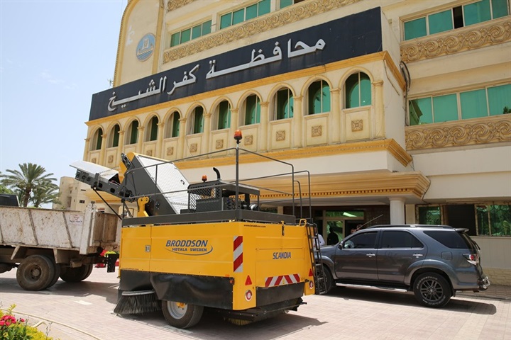 بالصور.. محافظ كفر الشيخ: لأول مرة توفير مكنسة أتربة حديثة لتنظيف الشوارع 