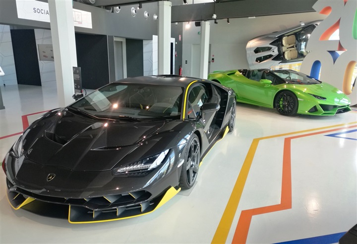 Lamborghini.. "الحظيرة الأصلية للثيران الرياضية" Lamborghini.. "الحظيرة الأصلية للثيران الرياضية"