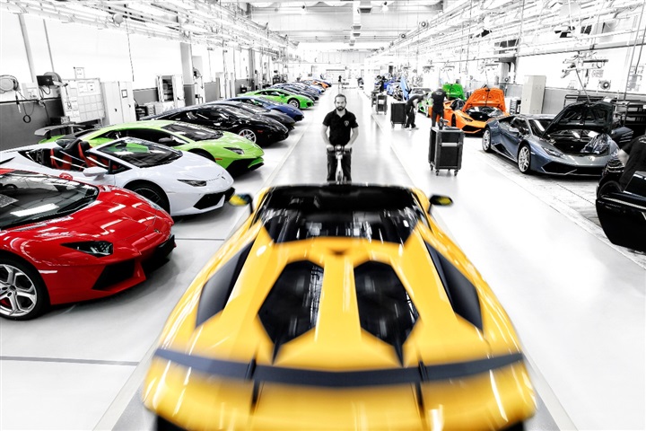 Lamborghini.. "الحظيرة الأصلية للثيران الرياضية" Lamborghini.. "الحظيرة الأصلية للثيران الرياضية"