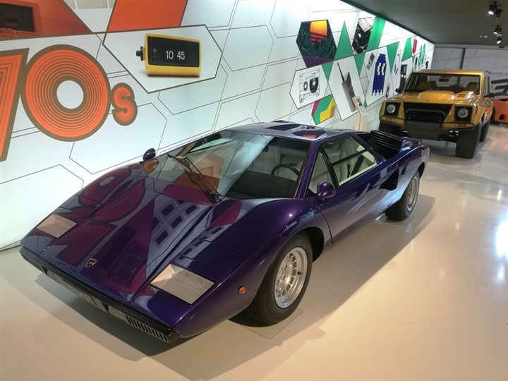 Lamborghini.. "الحظيرة الأصلية للثيران الرياضية" Lamborghini.. "الحظيرة الأصلية للثيران الرياضية"